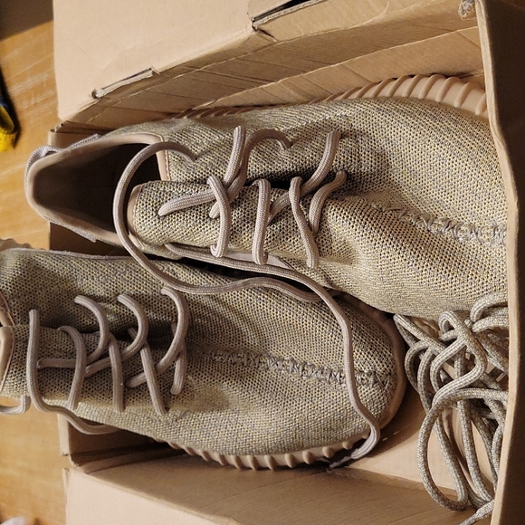 RARE NEW IN THE BOX ADIDAS YEEZY BOOST 350 V2 SNEAKERS. THEY ARE AUTHENTIC. - Picture 6 of 16